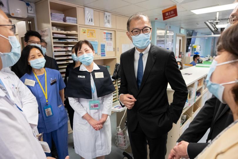 多加鼓勵:  盧寵茂（右）與伊利沙伯醫院神經外科加護病房的醫護人員交流。