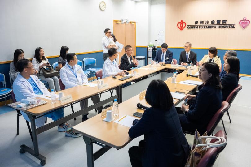 加強支援:  盧寵茂（右六）了解伊利沙伯醫院成立九龍中醫院聯網神經系統疾病綜合醫療中心的工作。