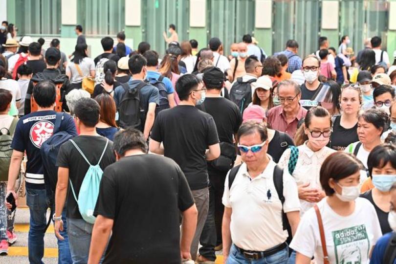 本港年中人口近750萬 本港年中人口近750萬