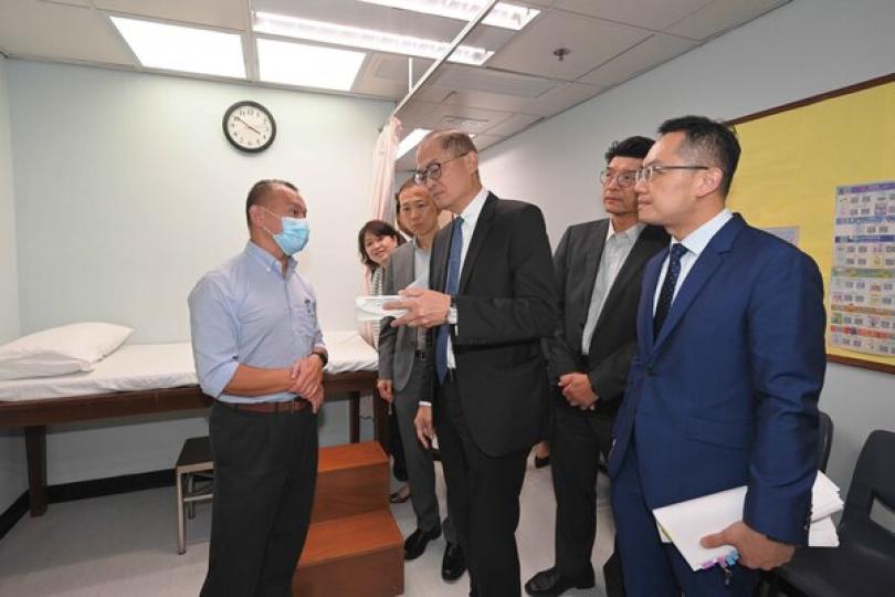 盧寵茂視察母嬰和學生健康服務 盧寵茂視察母嬰和學生健康服務