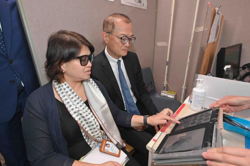 守護健康:  盧寵茂（右）到訪藍田學生健康服務中心，了解中心為學童提供的周年健康檢查服務，旁為醫衞局副局長李夏茵。
