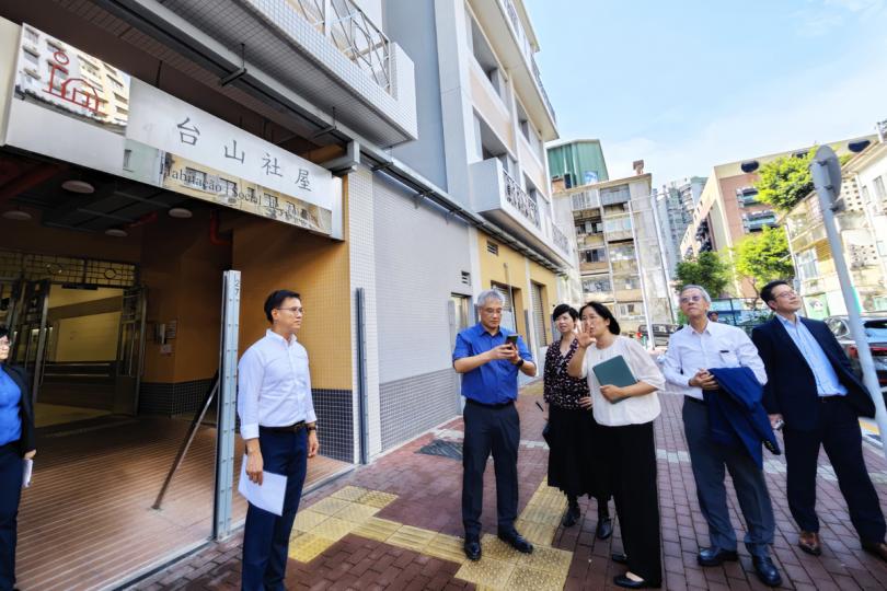 走進社區:  何永賢（左三）參觀位於台山的社會房屋。