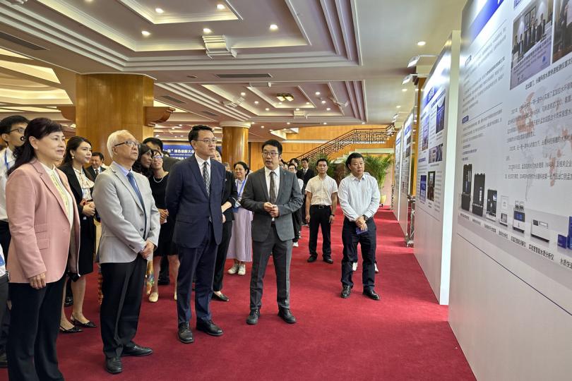 分享經驗:  謝展寰（左二）在深圳出席「一帶一路」綠色創新大會 ，其間與國家生態環境部副部長趙英民（左三）、深圳市人民政府副市長張華（左一）參觀大會展覽。