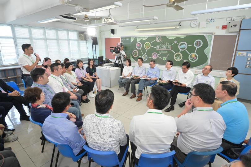 廣徵民意:  李家超（後排中）與官員出席地區諮詢會，聽取市民對新一份施政報告的意見。