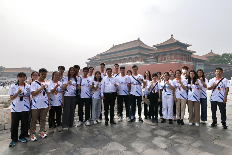 欣賞國寶: 鄧炳強(前排中)與青年學員參觀故宮博物院。 欣賞國寶: 鄧炳強(前排中)與青年學員參觀故宮博物院。