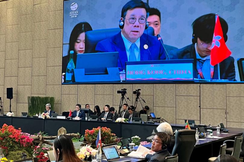 加強合作: 丘應樺在第七屆中國香港---東南亞國家聯盟經貿部長會議上發言。 加強合作: 丘應樺在第七屆中國香港---東南亞國家聯盟經貿部長會議上發言。