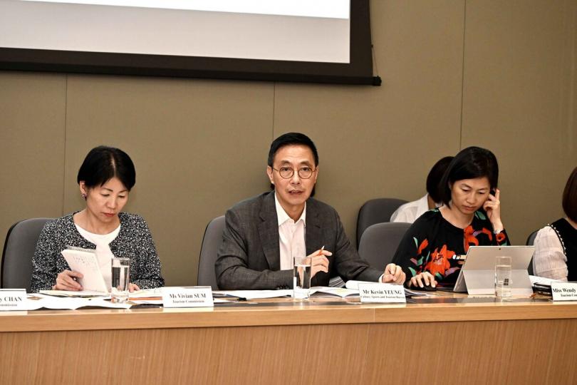 未雨綢繆: 楊潤雄(中)主持會議,統籌國慶黃金周接待訪港旅客的預備工作。 未雨綢繆: 楊潤雄(中)主持會議,統籌國慶黃金周接待訪港旅客的預備工作。