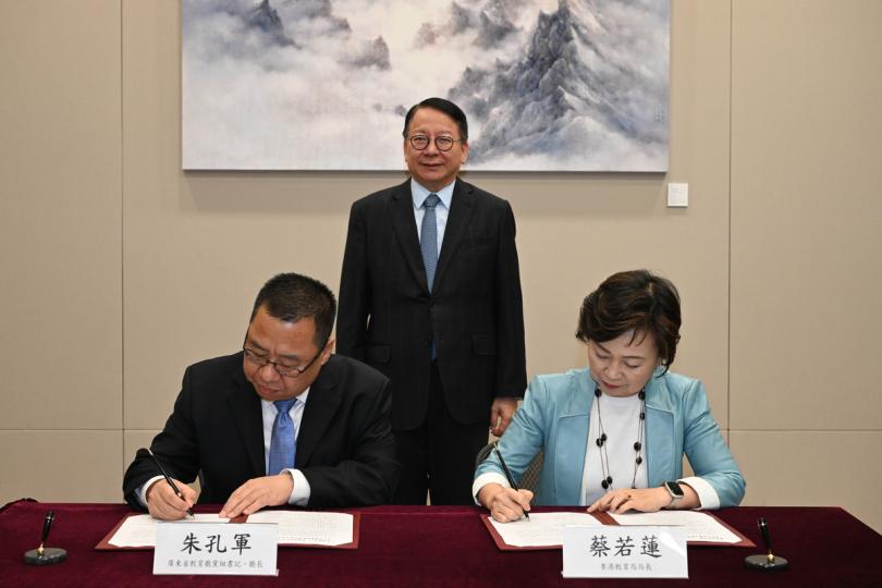 教育協作: 陳國基(後排)見證蔡若蓮(前排右)與朱孔軍代表香港與廣東省簽署《關於加強粵港教育交流與合作框架協議》。 教育協作: 陳國基(後排)見證蔡若蓮(前排右)與朱孔軍代表香港與廣東省簽署《關於加強粵港教育交流與合作框架協議》。