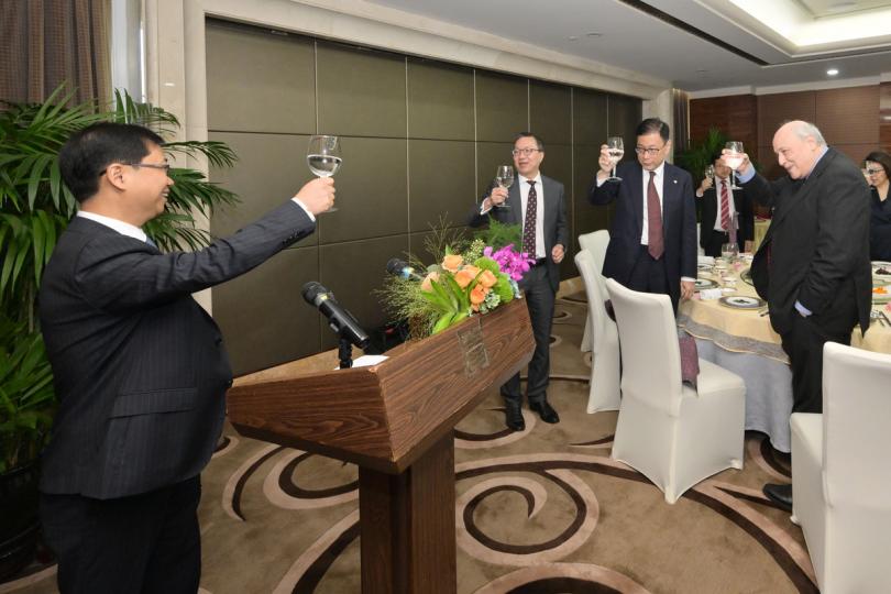加深交流:  林定國（左二）、國資委政策法規局局長林慶苗（左一）與嘉賓在活動午宴祝酒。