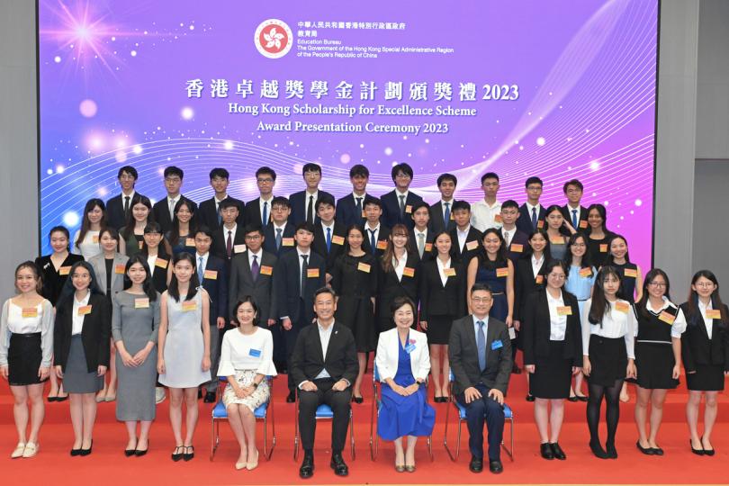未來棟樑: 香港卓越獎學金計劃70名得獎者將入讀境外知名大學。蔡若蓮(第一排右六)勉勵他們日後善用學得的知識和專業技能貢獻國家及香港。 未來棟樑: 香港卓越獎學金計劃70名得獎者將入讀境外知名大學。蔡若蓮(第一排右六)勉勵他們日後善用學得的知識和專業技能貢獻國家及香港。