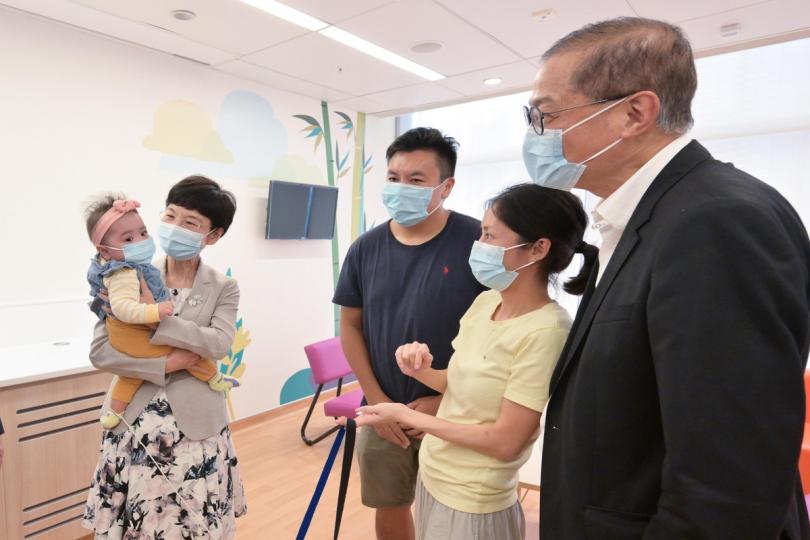 拯救生命:  盧寵茂（右一）和郭燕紅（左二）探望去年接受內地腦死亡幼童跨境無償捐贈心臟的女嬰芷希。