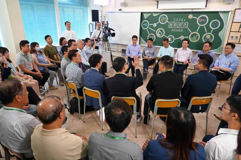 聽取民意:  李家超（右三）與司局級官員出席地區諮詢會，聽取地區人士對新一份施政報告的意見和建議。