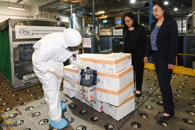 加強把關: 楊碧筠(右一)視察日本進口水產食品的清關和檢測程序。 加強把關: 楊碧筠(右一)視察日本進口水產食品的清關和檢測程序。