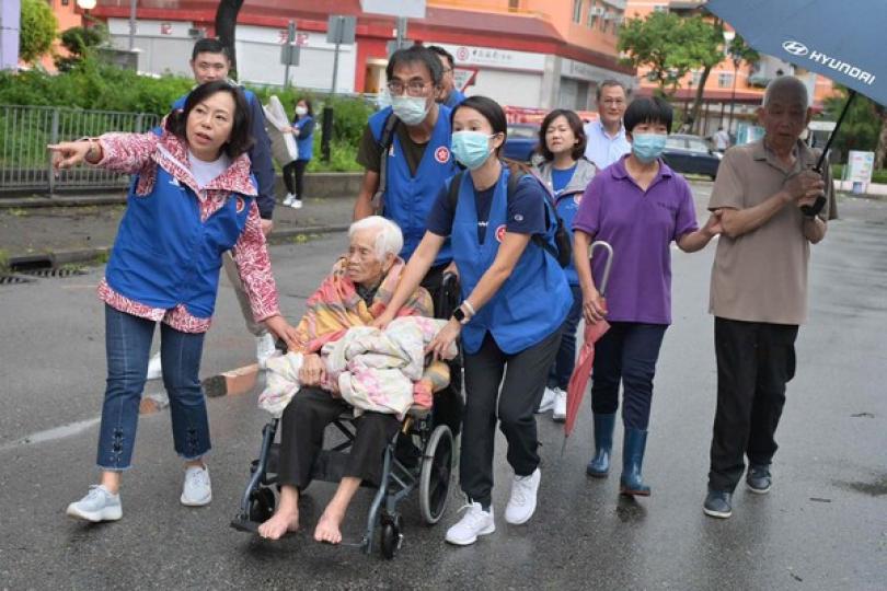 全政府動員級別進行颱風襲港善後 全政府動員級別進行颱風襲港善後