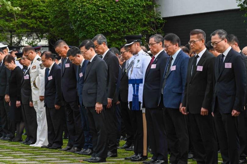 莊嚴時刻: 李家超和政府高層官員出席中國人民抗日戰爭勝利紀念日儀式。 莊嚴時刻: 李家超和政府高層官員出席中國人民抗日戰爭勝利紀念日儀式。