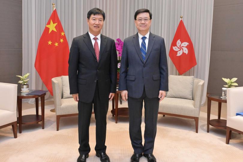 喜相逢: 李家超(右)與海南省省長劉小明會面。 喜相逢: 李家超(右)與海南省省長劉小明會面。