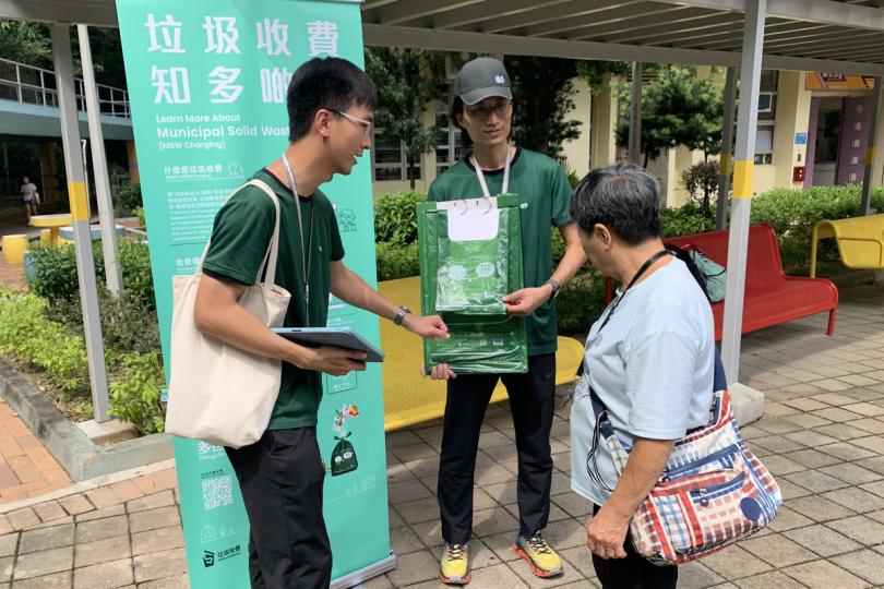 積極推廣:  環保署綠展隊向市民介紹垃圾收費資料。