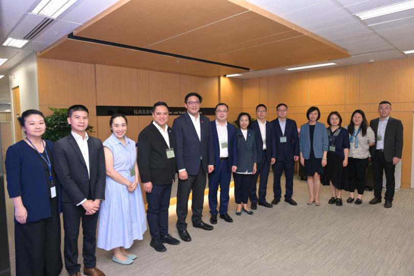 迎迓來賓: 麥美娟(中)與共青團上海市委員會副書記兼上海市青年聯合會主席鄔斌(左六)率領的訪問團會面。 迎迓來賓: 麥美娟(中)與共青團上海市委員會副書記兼上海市青年聯合會主席鄔斌(左六)率領的訪問團會面。