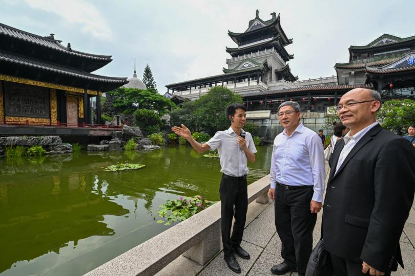 文化遺產:  卓永興（中）參觀廣東省粵劇藝術博物館。
