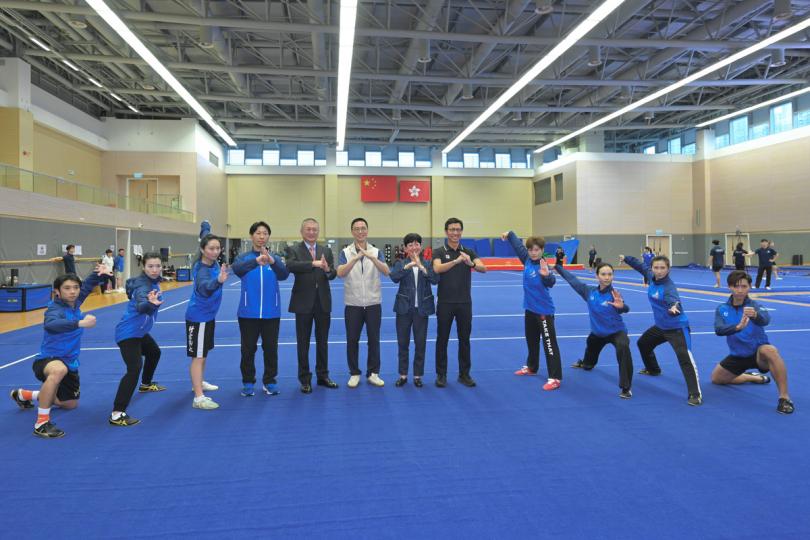 祝願: 楊潤雄(左六)視察體育學院武術館,祝願運動員在比賽中發揮出色。 祝願: 楊潤雄(左六)視察體育學院武術館,祝願運動員在比賽中發揮出色。