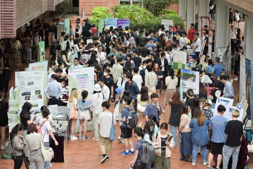楊何蓓茵鼓勵大學生投考政府職系 楊何蓓茵鼓勵大學生投考政府職系