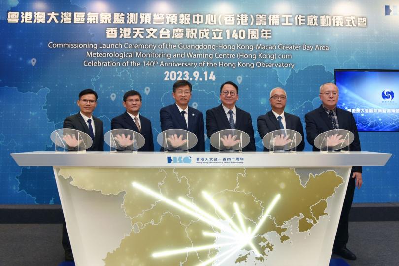 提升服務: 陳國基(右三)、陳振林(左三)和其他主禮官員主持香港中心籌備工作啟動儀式。 提升服務: 陳國基(右三)、陳振林(左三)和其他主禮官員主持香港中心籌備工作啟動儀式。
