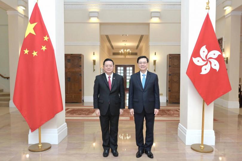 緊密溝通: 李家超(右)與東南亞國家聯盟秘書長高金洪見面。 緊密溝通: 李家超(右)與東南亞國家聯盟秘書長高金洪見面。