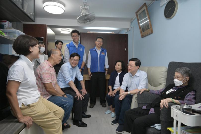 聆聽所需: 李家超(右二)在荃灣探訪長者及其照顧者,了解他們的生活狀況。 聆聽所需: 李家超(右二)在荃灣探訪長者及其照顧者,了解他們的生活狀況。