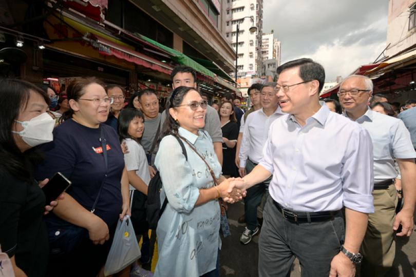 李家超訪元朗聽取市民意見 李家超訪元朗聽取市民意見