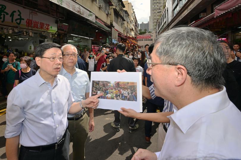 改善市容:  李家超（左）視察元朗新街。