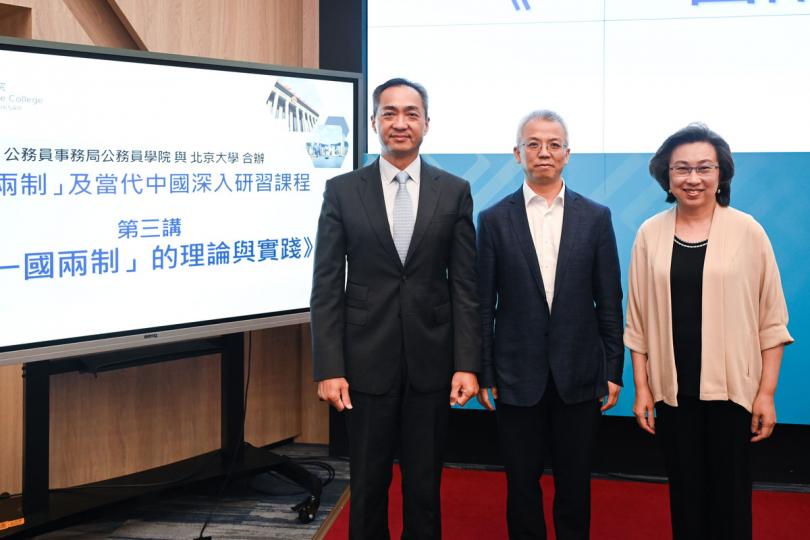 加強培訓:  （右起）楊何蓓茵、強世功和公務員學院院長郭蔭庶出席講座。