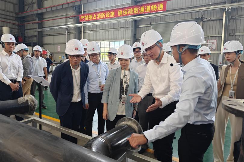 取經: 何永賢(前排右三)在珠海訪問中海海創智造科技(珠海)有限公司,參觀數字展廳和生產線。 取經: 何永賢(前排右三)在珠海訪問中海海創智造科技(珠海)有限公司,參觀數字展廳和生產線。