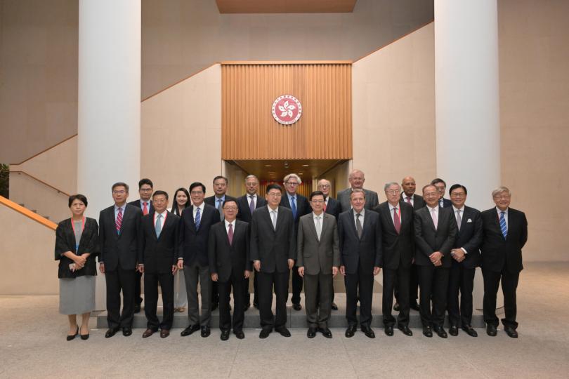 聚首一堂: 李家超(前排右六)與中投公司董事長彭純(前排左六)及該公司國際諮詢委員會成員會面。 聚首一堂: 李家超(前排右六)與中投公司董事長彭純(前排左六)及該公司國際諮詢委員會成員會面。