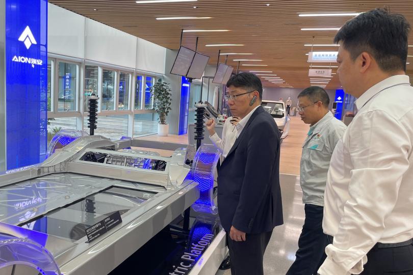 參觀: 林世雄(左)到廣州訪問,參觀廣州汽車集團股份有限公司,了解集團在自動駕駛技術及新能源商用車輛方面的研發工作。 參觀: 林世雄(左)到廣州訪問,參觀廣州汽車集團股份有限公司,了解集團在自動駕駛技術及新能源商用車輛方面的研發工作。