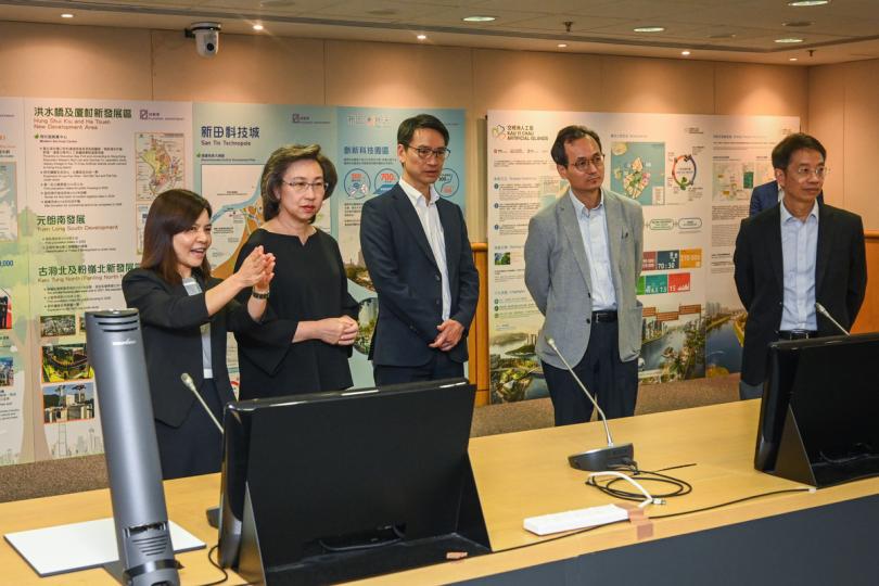 城市發展: 楊何蓓茵 (左二)到訪規劃署總部,聽取本港未來規劃和土地發展的介紹。 城市發展: 楊何蓓茵 (左二)到訪規劃署總部,聽取本港未來規劃和土地發展的介紹。