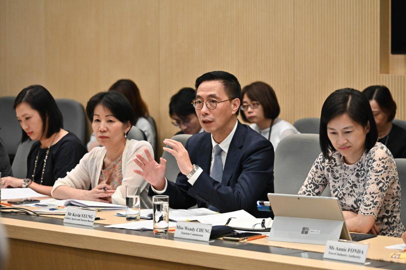 充分預備: 楊潤雄(前排右二)主持會議,統籌國慶黃金周接待訪港旅客的預備工作,並聽取各與會單位代表講解相關準備工作。 充分預備: 楊潤雄(前排右二)主持會議,統籌國慶黃金周接待訪港旅客的預備工作,並聽取各與會單位代表講解相關準備工作。