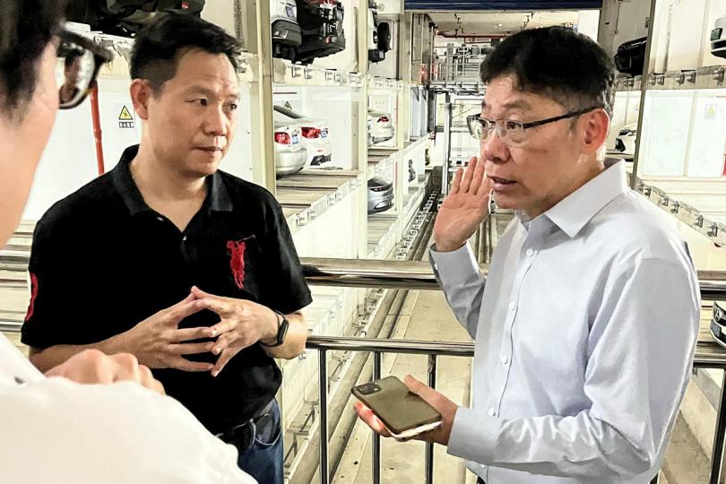 自動泊車: 林世雄(右)參觀廣州天河區一個智慧型管理的大型地下停車庫,並深入平日不讓駕駛者進入的停車庫內部,了解其操作。 自動泊車: 林世雄(右)參觀廣州天河區一個智慧型管理的大型地下停車庫,並深入平日不讓駕駛者進入的停車庫內部,了解其操作。