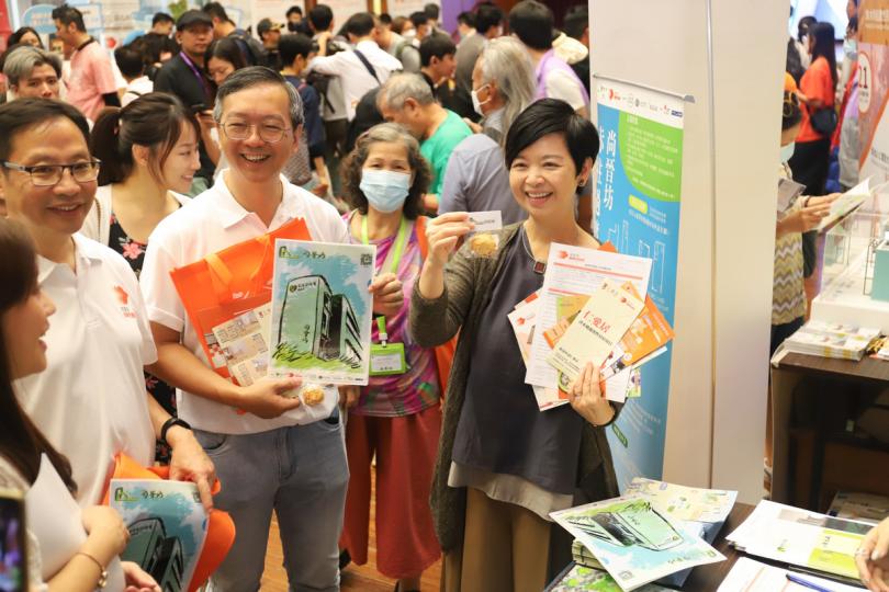 改善生活: 何永賢(右)出席過渡性房屋開放日。 改善生活: 何永賢(右)出席過渡性房屋開放日。