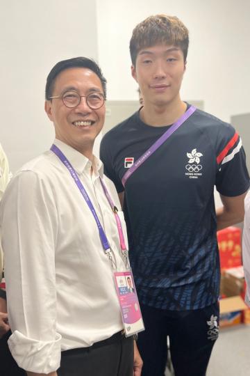 祝賀:  楊潤雄（左）恭賀張家朗在杭州亞運男子花劍個人賽勇奪金牌。