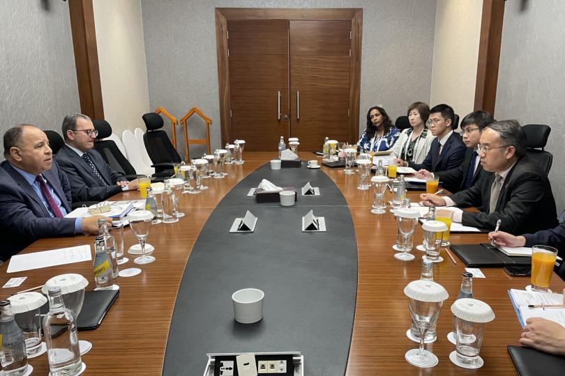 闡述優勢: 許正宇(右一)與埃及財政部長Mohamed Maait(左一)會面。 闡述優勢: 許正宇(右一)與埃及財政部長Mohamed Maait(左一)會面。