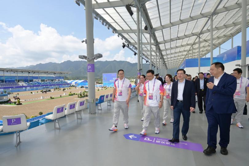 發揮所長: 李家超(前排右二)參觀桐廬馬術中心。 發揮所長: 李家超(前排右二)參觀桐廬馬術中心。