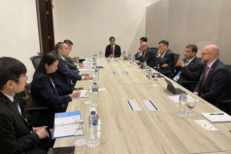 闡述優勢: 許正宇(左三)在埃及沙姆沙伊赫與亞洲基礎設施投資銀行投資運營一區副行長Urjit R. Patel(右二)、投資運營二區副行長Konstantin Limitovskiy(右一)會面。 闡述優勢: 許正宇(左三)在埃及沙姆沙伊赫與亞洲基礎設施投資銀行投資運營一區副行長Urjit R. Patel(右二)、投資運營二區副行長Konstantin Limitovskiy(右一)會面。