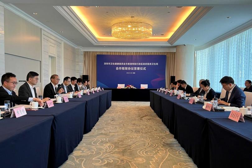 緊密合作: 盧寵茂(左三)在深圳出席深港醫療衞生合作專班會議。 緊密合作: 盧寵茂(左三)在深圳出席深港醫療衞生合作專班會議。