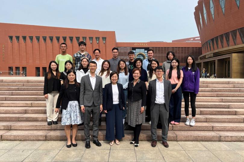 勉勵港生: 蔡若蓮(前排中)在清華大學與該校的香港學生會面。 勉勵港生: 蔡若蓮(前排中)在清華大學與該校的香港學生會面。