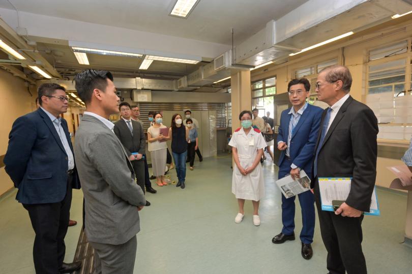 基層醫療:  盧寵茂（右）到石硤尾健康院實地了解重建計劃。