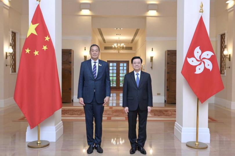 攜手合作: 李家超(右)在禮賓府與訪港的泰國總理賽塔.他威信會面。 攜手合作: 李家超(右)在禮賓府與訪港的泰國總理賽塔.他威信會面。