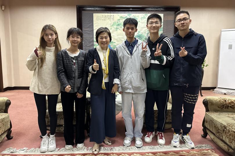 探訪港生:  蔡若蓮（左三）與西安交通大學的香港學生會面。