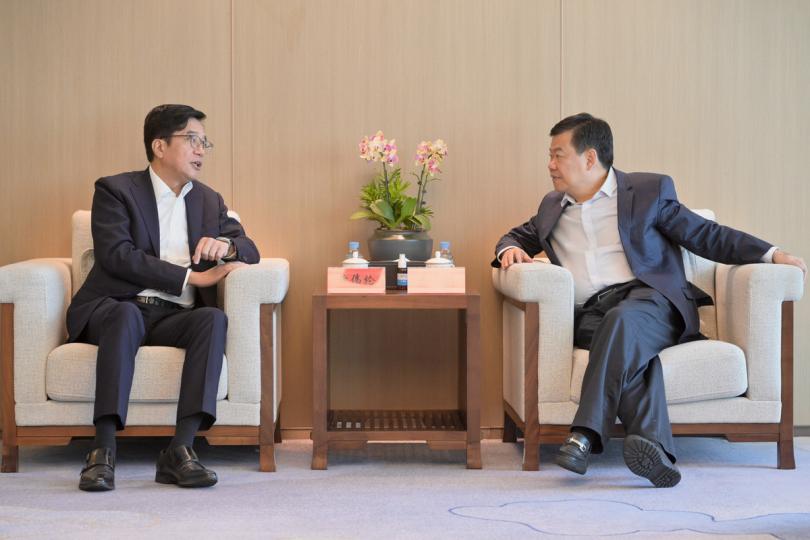深港合作:  黃偉綸（左）與黃敏在會議前會面。