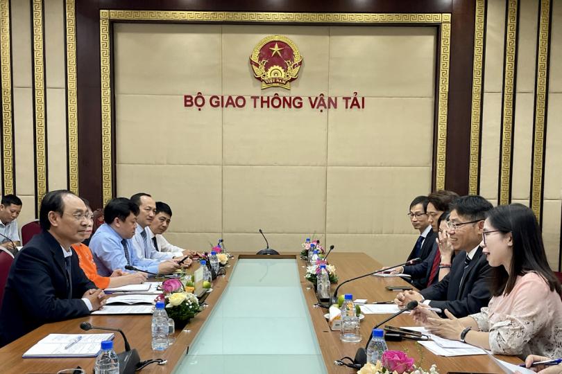探討機遇: 林世雄(右二)在河內與越南交通運輸部副部長黎庭壽(左一)會面。 探討機遇: 林世雄(右二)在河內與越南交通運輸部副部長黎庭壽(左一)會面。