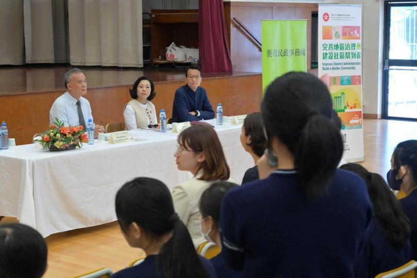 聆聽意見: 麥美娟(左二)在葵涌一所中學與師生分享政府完善地區治理的工作,並聽取學生意見。 聆聽意見: 麥美娟(左二)在葵涌一所中學與師生分享政府完善地區治理的工作,並聽取學生意見。